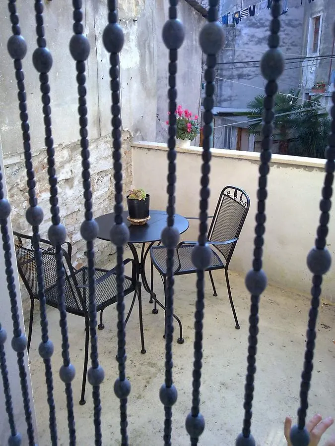 Old Town Room Pula 3*,